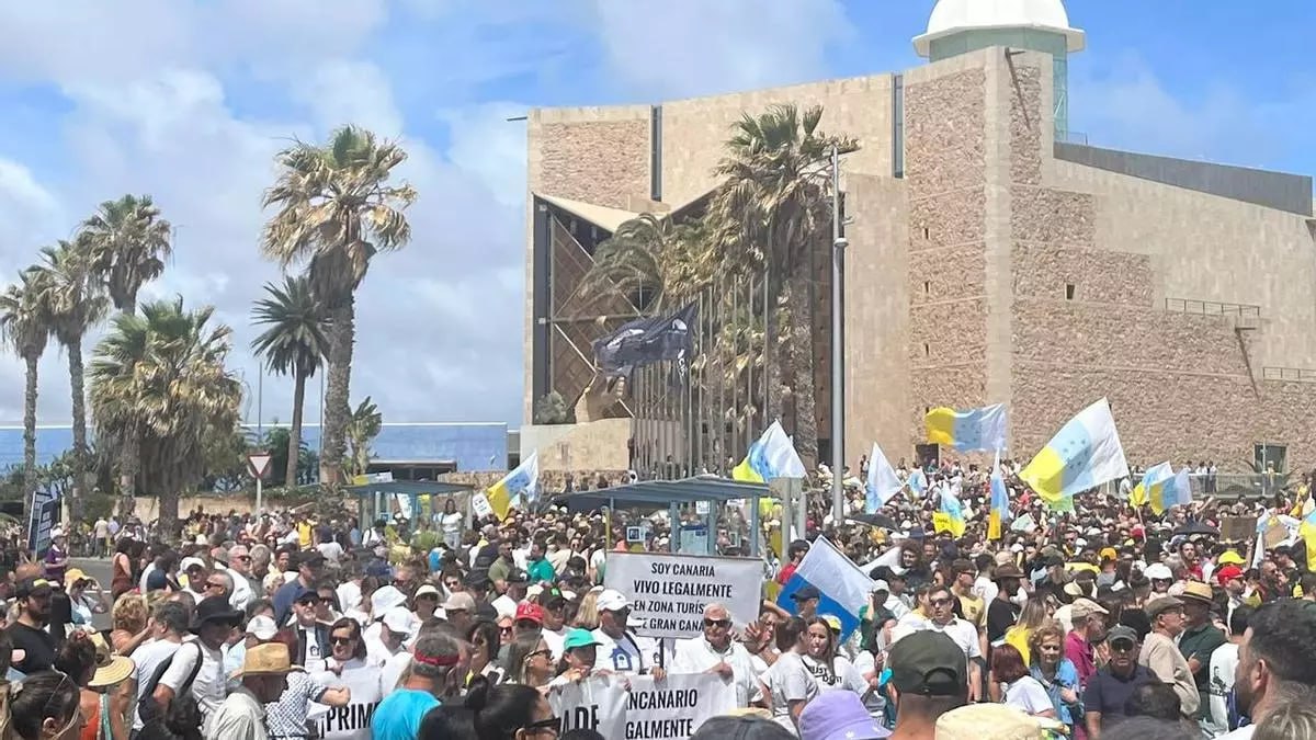 ❗️Массовые протесты на Канарах против туристической перенаселённости: &#34;Острова не зависят от туризма, туризм зависит от нас&#34;