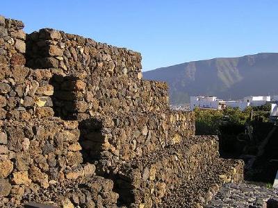 Почему волонтеры разрушают каменные пирамиды на Тенерифе?