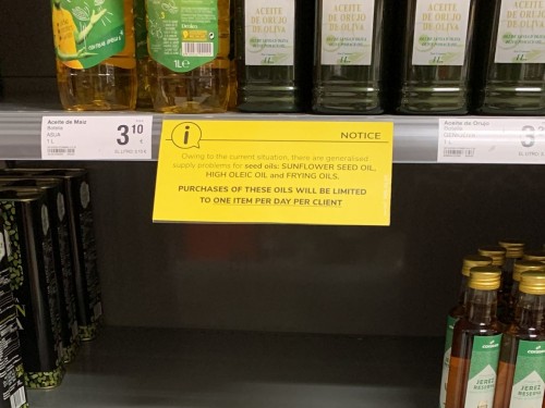 Супермаркеты в Испании ограничили продажу подсолнечного масла в одни руки