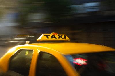 Испанские таксисты передали выделенные им средства на борьбу с вирусом 