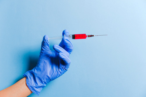 Пенсионеpам Испании будут делать 3 дозу вакцины