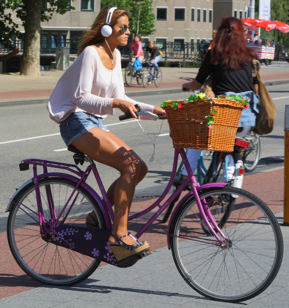❗️Власти Испании напомнили туристам и жителям страны о штрафе, который грозит за езду на велосипеде в наушниках